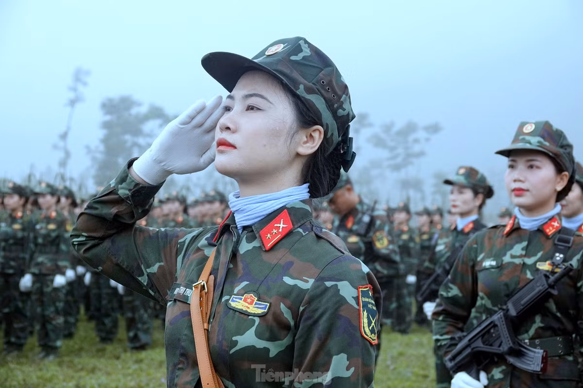 Trung úy quân nhân chuyên nghiệp Hoàng Thị Thu - Khối trưởng Khối nữ Gìn giữ hòa bình Việt Nam cho biết, khối có 120 nữ quân nhân chính thức và dự bị được tuyển chọn từ các đơn vị thuộc Quân khu 3 (khối chính thức gồm 104 người, tính cả Tổ Quân kỳ).