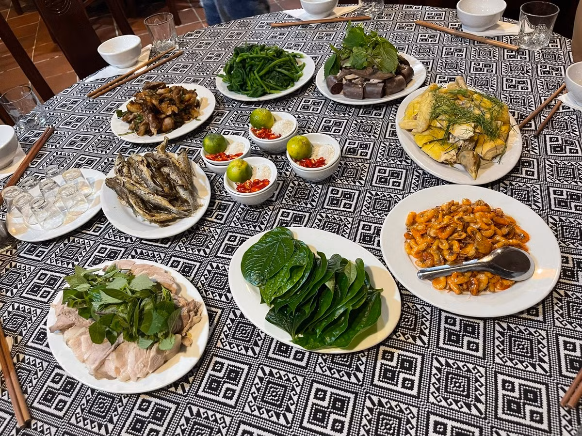 Du khach kham pha, trai nghiem ve dep cua ho Ba Be-Hinh-2