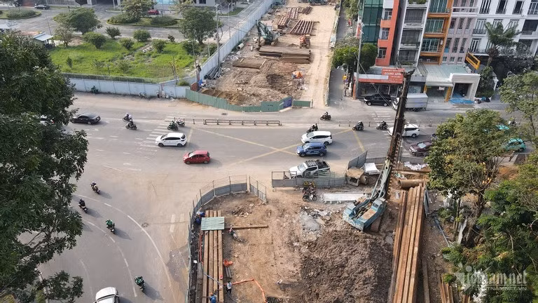 Theo Ban giao thông, hiện nay gói thầu số 9 với hạng mục hầm chui trên tuyến nối đường Trần Quốc Hoàn - Cộng Hòa đã chính thức thi công được 7 tháng và đạt 50% tổng khối lượng.