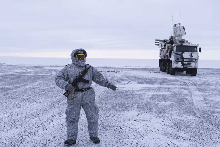 Hệ thống phòng không tích hợp Pantsir S1 tại đây là hệ thống phòng không độc đáo với sự kết hợp giữa 2 pháo bắn siêu nhanh 30 mm và 12 tên lửa đất đối không. Pantsir S1 có thể tiêu diệt mục tiêu ở cự ly 4 km với pháo và 20 km với tên lửa. Theo RT, CGTN.