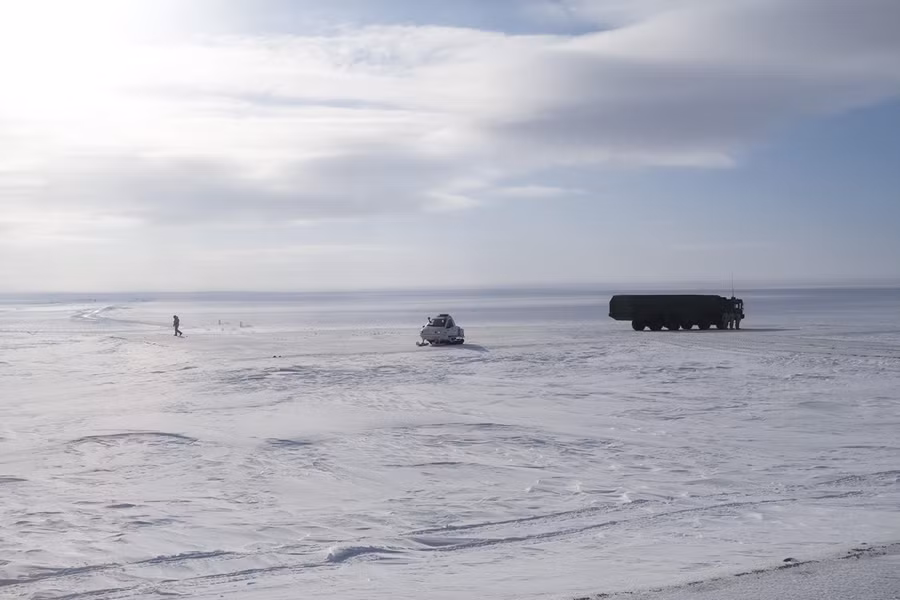Đảo Kotelny có diện tích tới 23.165 km2, gấp 32 lần diện tích Singapore. Nó nằm cách bang Alaska của Mỹ khoảng 2.870 km và cách Moskva 4.370 km. Giới phân tích quân sự nhận định căn cứ này có vị trí chiến lược trong nỗ lực tăng cường sự hiện diện của Nga tại Bắc Cực. Theo RT, CGTN.