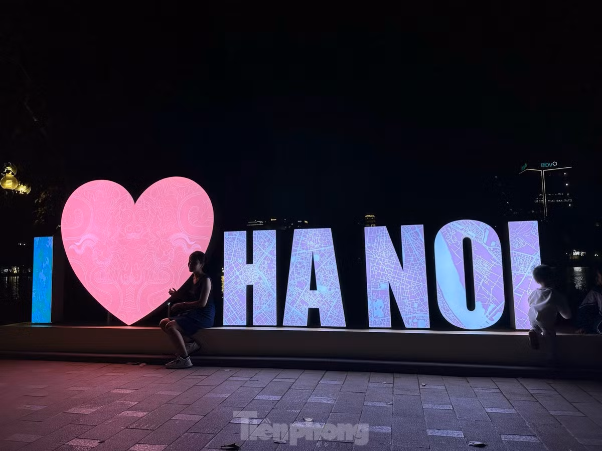 br/> Về đêm tối, cụm logo được bật sáng nổi những họa tiết trên khối thu hút người xem.