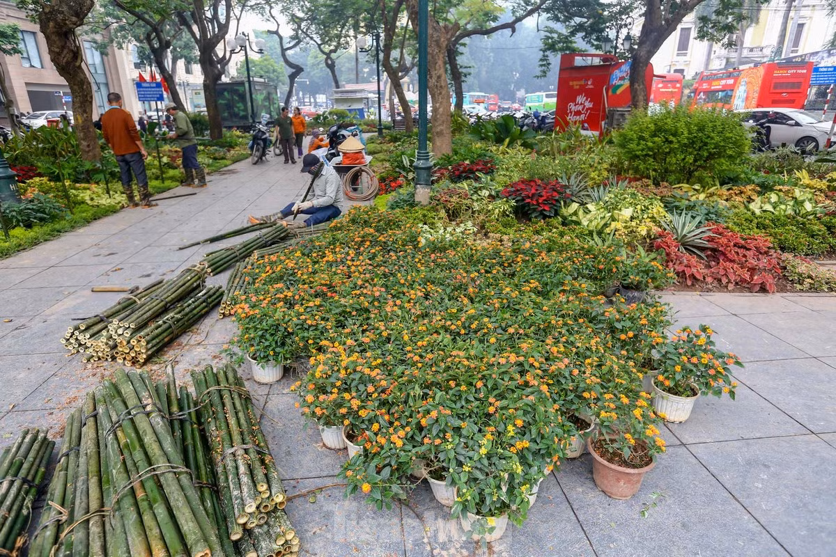 br/> Một số khu vực đang được công nhân gấp rút hoàn thành.
