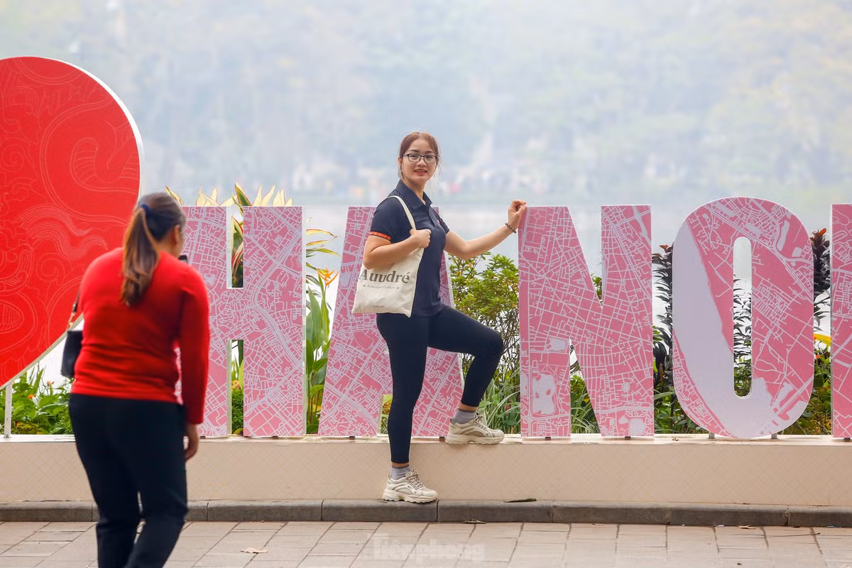 Khu vực vỉa hè phố Lê Thái Tổ được trang trí mô hình chào năm mới hút người dân, du khách đến chụp ảnh, check-in.