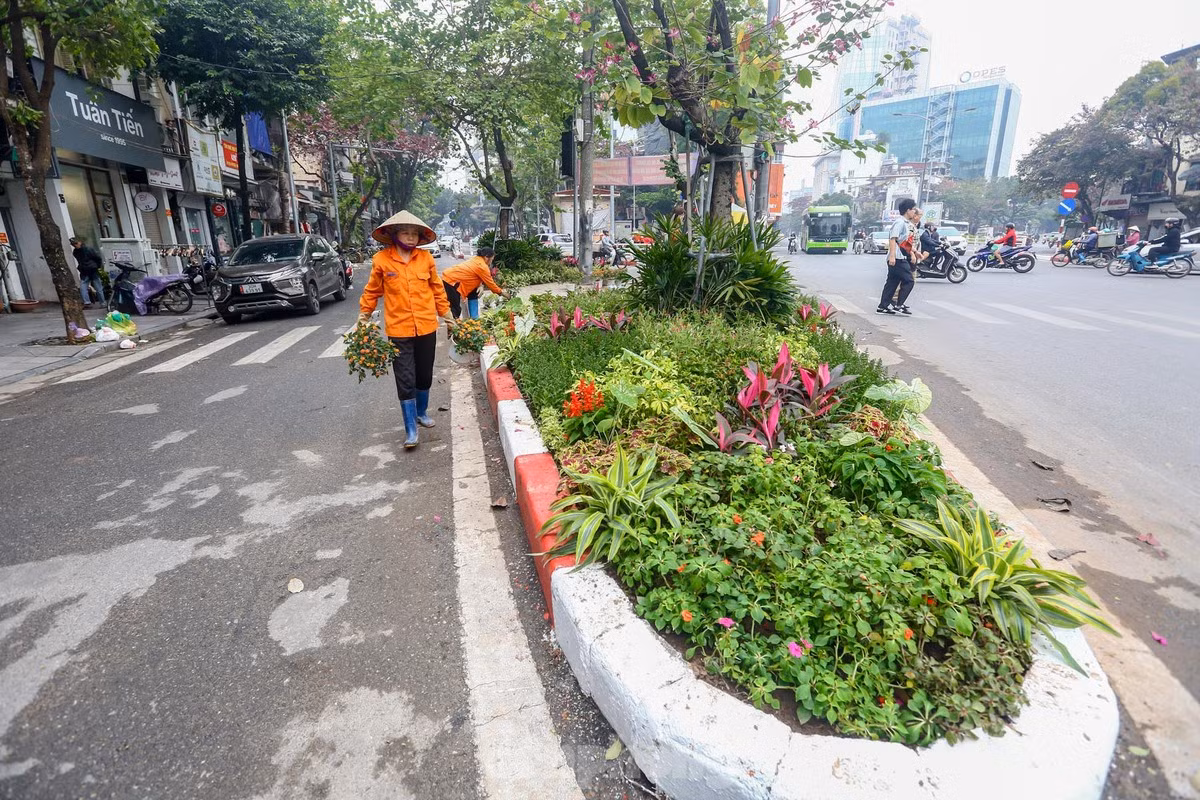 br/> Công nhân gấp rút chỉnh trang tại khu vực vườn hoa Cửa Nam.