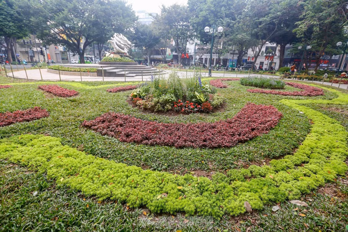 br/> Khu vực cỏ và hoa được chỉnh trang gọn gàng, đậm nét.