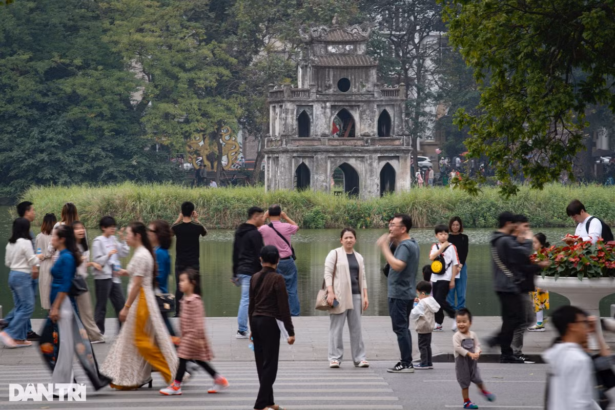 Càng về chiều, dòng người đổ về các tuyến phố đi bộ càng đông. Nhiều người cho biết họ tới Hồ Gươm từ sớm và chơi luôn đến đêm, chờ tham gia chương trình đếm ngược tại đây.