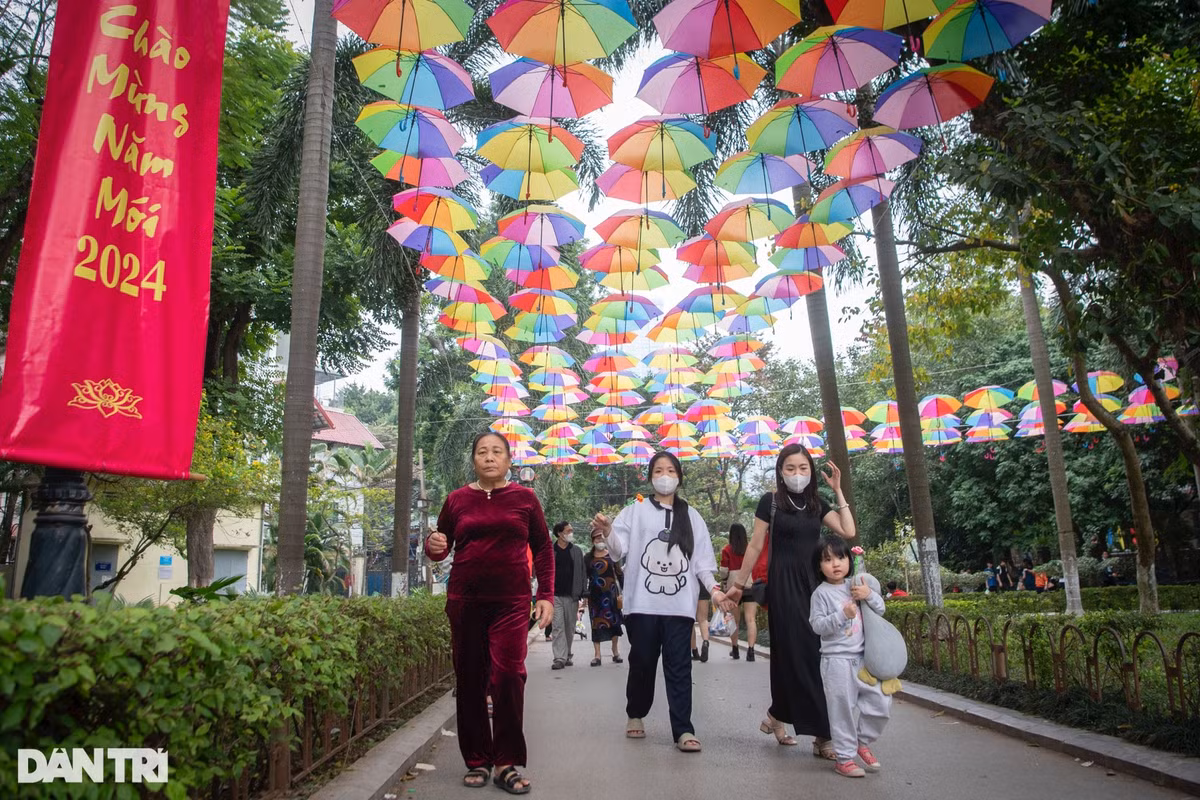 Tại công viên Thủ Lệ, hàng trăm gia đình đưa con nhỏ tới đây vui chơi, tham quan.