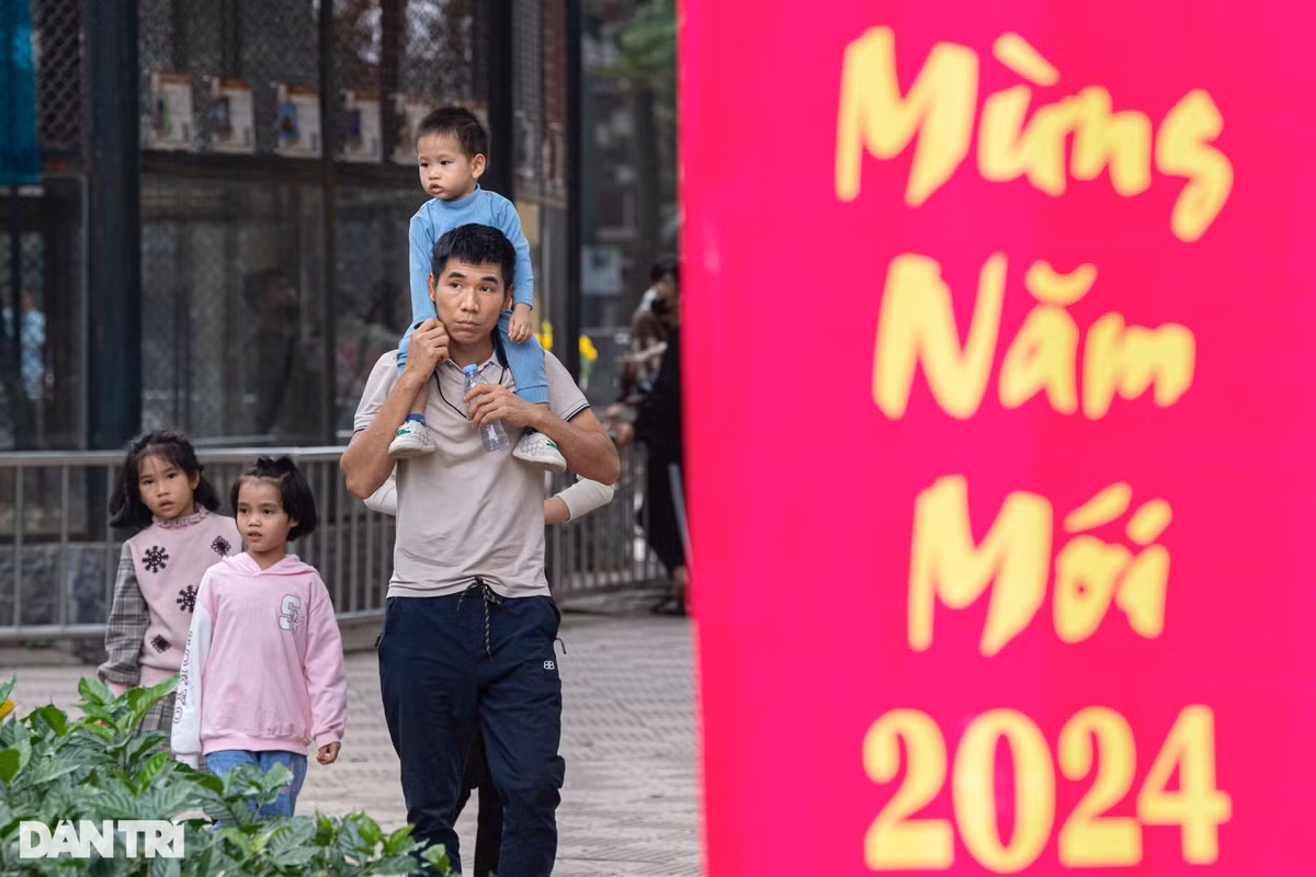 Vượt gần 200km để đến Hà Nội vui chơi, tham quan dịp nghỉ Tết Dương lịch, anh Nguyễn Đức Đôn (35 tuổi) cho biết, 4h sáng nay, gia đình anh từ Lạng Sơn di chuyển xuống Hà Nội. "Gia đình tôi có 3 con nhỏ nên ngày đầu đến Công viên Thủ lệ để vui chơi, cho các cháu ngắm các con vật. Ngày mai gia đình sẽ đến các trung tâm thương mại để vui chơi", anh Đôn chia sẻ.