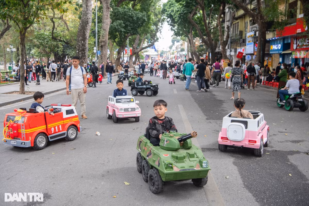 Tết Dương lịch rơi vào đúng vào cuối tuần nên các gia đình tranh thủ đưa con em đến phố đi bộ quanh hồ Hoàn Kiếm vui chơi.