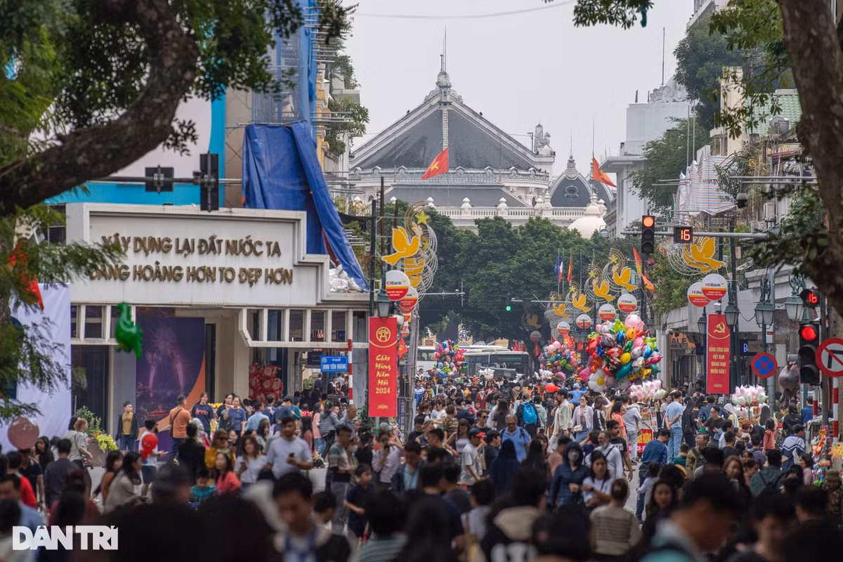 13h30, dòng người ùn ùn đổ về khu vực hồ Hoàn Kiếm. Các tuyến phố đi bộ như Đinh Tiên Hoàng, Tràng Tiền, Hàng Bài,... chật kín người.