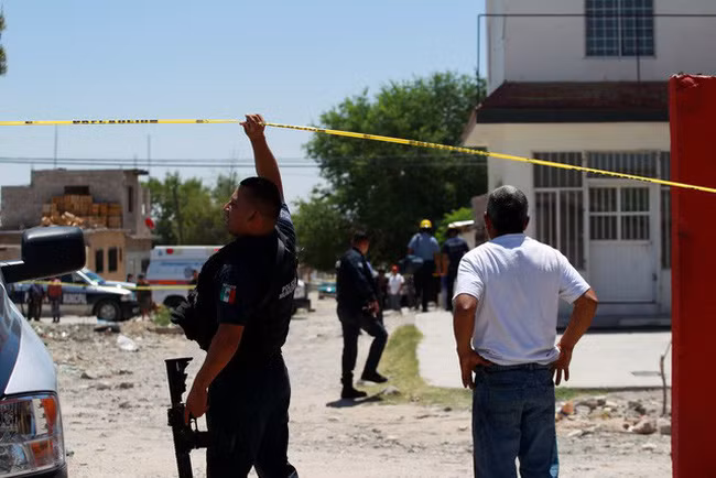 Dau sung o Mexico: 4 canh sat, 10 toi pham mat mang