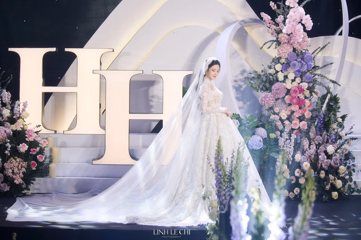 Nhà thiết kế cho biết mẫu váy này được cô và ê-kíp sáng tạo dựa trên câu chuyện tình yêu của Quang Hải và Chu Thanh Huyền. Ảnh: Lê Chí Linh.