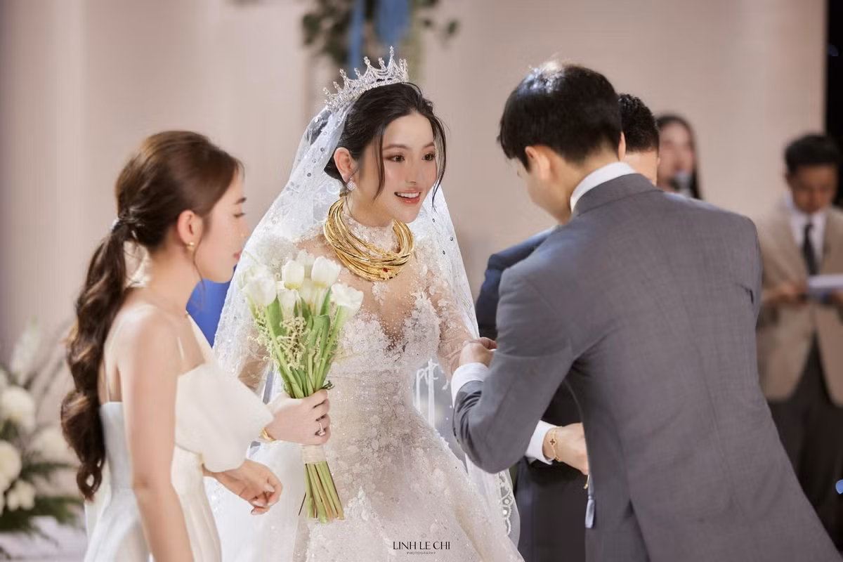 Cô dâu nổi bật, xinh đẹp hơn nhờ vương miện nhỏ kèm phần voan dài theo thiết kế váy. Ảnh: Lê Chí Linh.