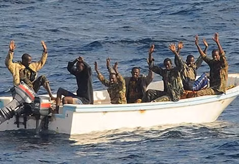 Cướp biển Somalia buông súng đầu hàng.