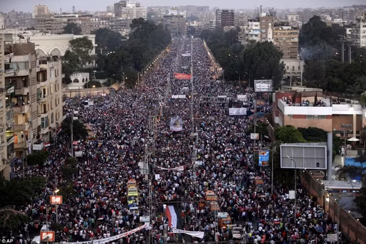 Trong khi đó hàng trăm nghìn người đổ xuống đường ở Cairo, ủng hộ chính phủ lâm thời do quân đội dựng lên.