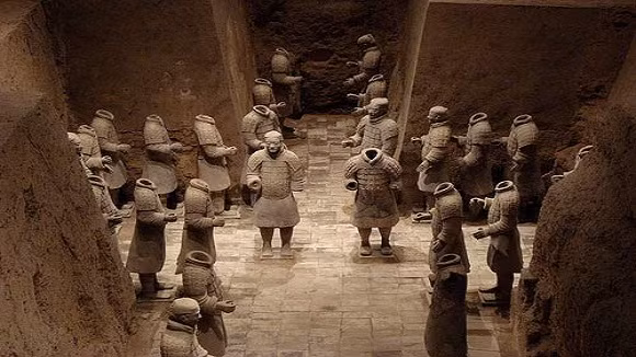 Các nhà khảo cổ đã khai quật được một số lượng lớn các mũ trụ bằng đá và áo giáp được làm bằng đá, đan bằng lưới đồng xếp chồng chất lên nhau, áo giáp gồm 87 chiếc, mũ trụ là 43 chiếc.