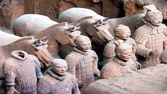Mũ trụ và áo giáp trong khu tùy táng ước tính được kết thành từ hơn năm triệu mảnh đá, điều đó cho thấy cần phải sử dụng một số lượng lớn nhân công mới làm được. Ước tính khoảng 700.000 tù nhân chiến tranh và nô lệ đã tham gia vào việc xây dựng công trình phức tạp và không thấm nước này. Sau đó, họ đã bị giết chết để không làm lộ bí mật về lăng mộ.