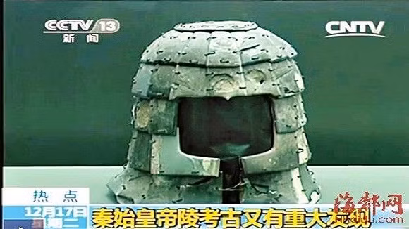 Các chuyên gia phân tích, kỹ thuật chế tạo áo giáp phải kết hợp với công nghệ chế tác bảo khí tại thời điểm đó: đầu tiên là kỹ thuật chế tác đá phiến thành phôi giáp, sau đó mài giũa thành hình mảnh giáp, tiếp tục khoan và đánh bóng rồi kết lại bằng tơ đồng mới được 1 chiếc áo giáp.