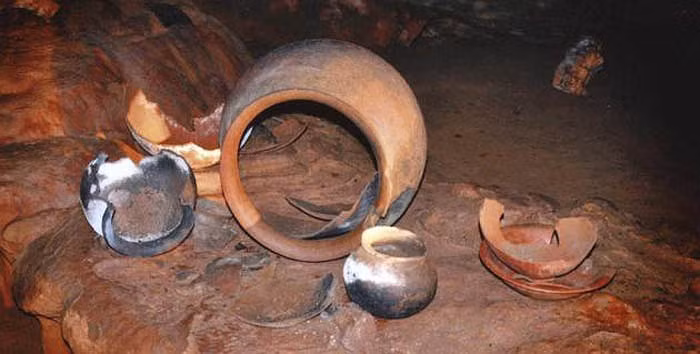 Qua các cuộc khai quật khảo cổ, các nhà khoa học phát hiện nhiều chum sành, vò sành, là vật dụng đựng đồ hiến tế. Những bộ xương đã hóa đá, chìm trong nhũ thạch, hoặc nằm sâu dưới nền hang.