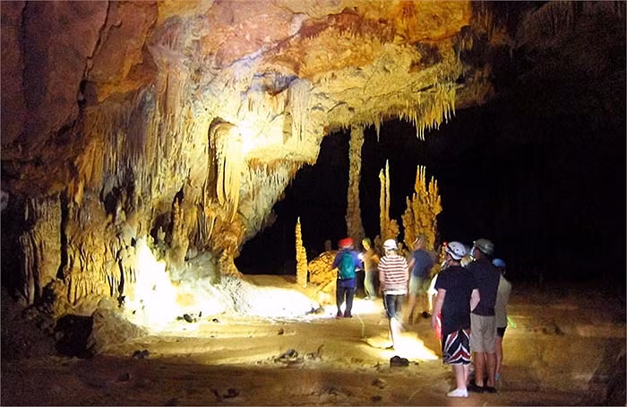Mặc dù hang Belize nằm trong rừng già, đường đi khó khăn, nhưng nó không cản được bước chân của những người ưa khám phá.