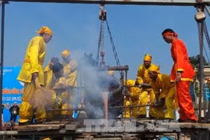 Rót đồng vào khuôn để đúc trống đồng, súng thần công và kiếm lệnh. Ảnh: Trịnh Duy Khương/TTXVN.