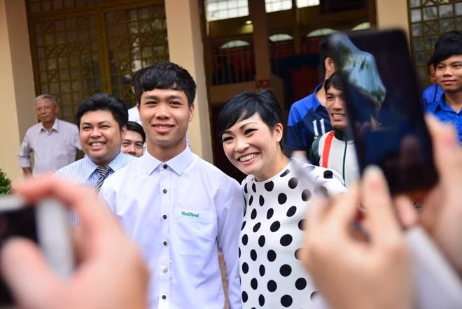Với thành tích xuất sắc cùng đội U19 Việt Nam, Công Phượng cùng Tuấn Anh, Đông Triều, Xuân Trường, Lê Văn Sơn, Thanh Tùng, Vũ Văn Thanh, Nguyễn Hữu Anh Tài, Văn Toàn, Lê Văn Trường được đặc cách tuyển thẳng vào trường Đại học sư phạm TDTT. Và hình ảnh Công Phượng được các sinh viên, fan vây quanh trong ngày nhập học gây sốt khắp các trang mạng thể thao, giới trẻ tuần qua. Ảnh: Zing.