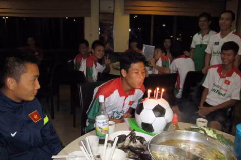 Ngày 20/8, để mừng sinh nhật trung vệ Trần Hữu Đông Triều và mừng chiến thắng của U19 Việt Nam trước U19 Thái Lan tại giải U22 Đông Nam Á, các cầu thủ U19 và ban huấn luận đã tổ chức một bữa tiệc đặc biệt ngay trên đất Brunei.
