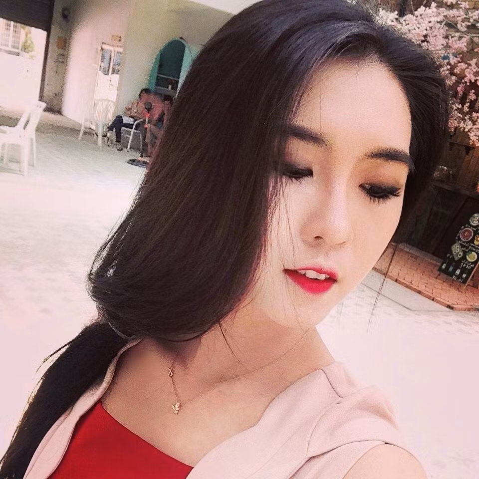 Tường Linh học giỏi văn, nhưng lại đang theo ngành quản trị kinh doanh, đồng thời có sở thích với truyền thông, báo chí, ngôn ngữ và Hàn Quốc học. Ngoài ra Tường Linh còn đang là một người mẫu tự do.