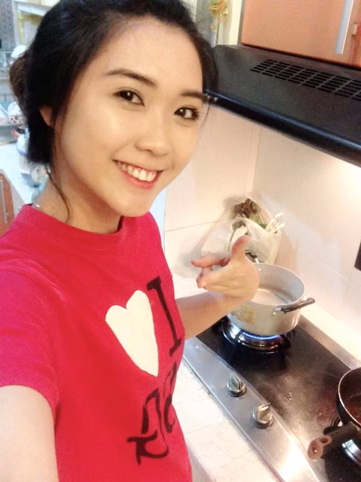 Đang sinh sống tại TP HCM và theo học ngành Quản trị kinh doanh của trường hàng không, Tường Linh cho biết cô có rất nhiều sở thích, đam mê học hỏi khác nhau.