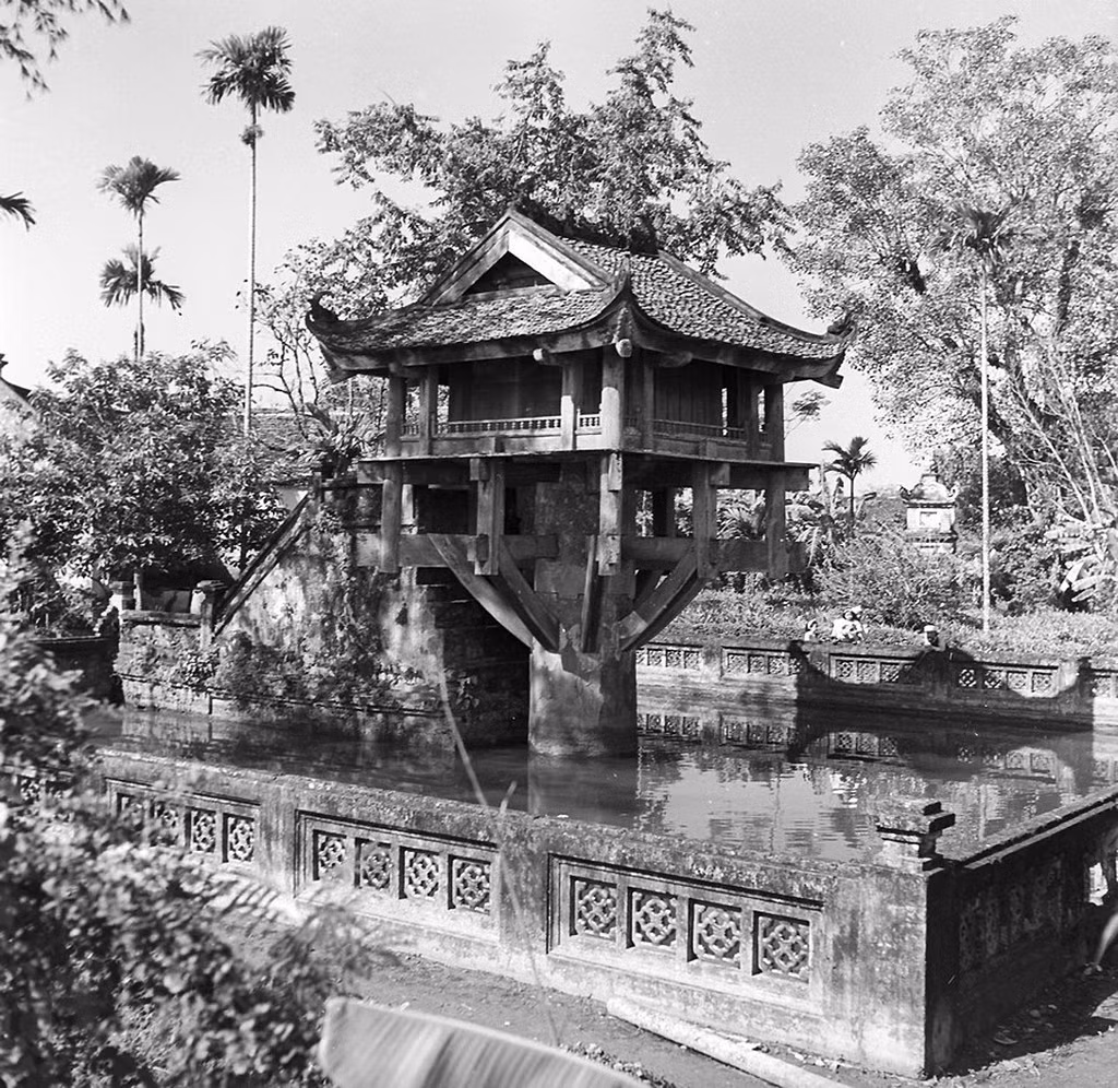 Chùa Một Cột thập niên 1950. Chùa Một Cột chúng ta thấy hiện nay được sửa chữa lại năm 1955 do Kiến trúc sư Nguyễn Bá Lăng đảm nhiệm. Ảnh: Raymond Cauchetier.