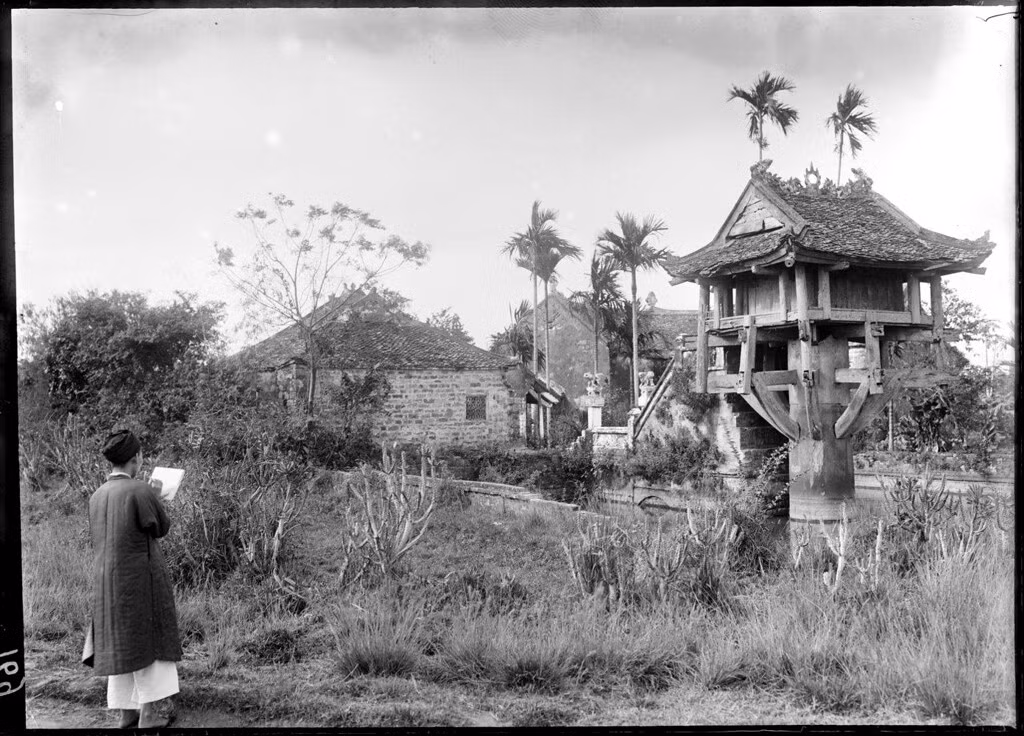 Nghệ nhân thêu Phan Van Khoan vẽ hình chùa Một cột để thêu, 1898. Theo sử sách, thuở xưa chùa có kết cấu bằng gỗ, trong chùa đặt tượng Phật bà Quan Âm để thờ. Năm 1105, vua Lý Nhân Tông đào thêm hồ Linh Chiểu. Ảnh: Firmin André Salles.