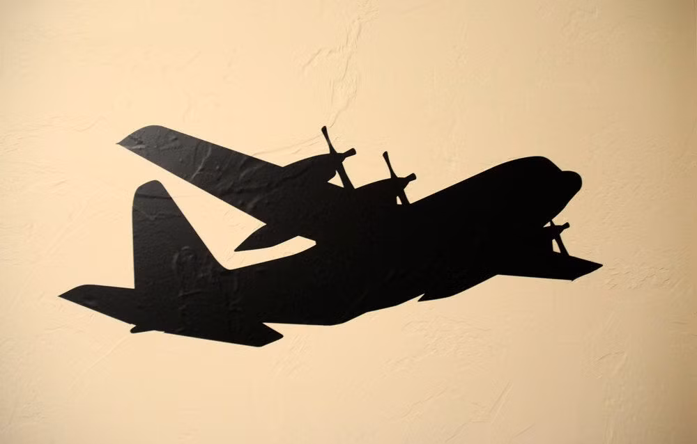 Trong lúc ấy, ba chiếc C-130 khác của Israel đã hạ cánh và triển khai các xe bọc thép chở quân, được dùng để phòng vệ và phá huỷ các máy bay chiến đấu của Uganda tại sân bay để ngăn chúng đuổi theo các máy bay của Israel sau khi họ đã rời sân bay Entebbe.