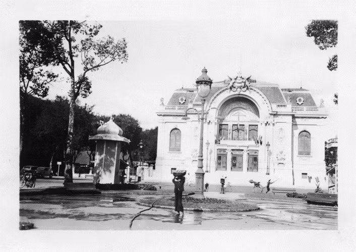 Nhát hát lớn Sài Gòn năm 1938 - 1939. Toàn bộ các mẫu trang trí, phù điêu mặt tiền và nội thất đều được một họa sĩ tên tuổi ở Pháp vẽ giống như mẫu của các nhà hát ở Pháp cuối thế kỷ 19 và gửi từ Pháp qua.