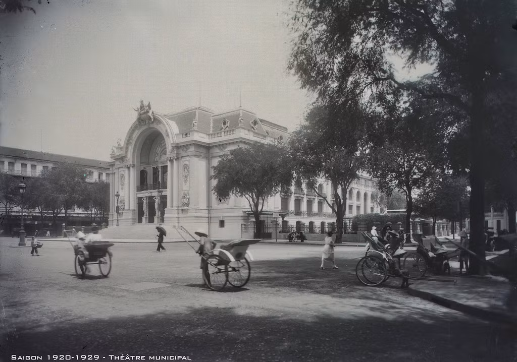 Nhà hát lớn Sài Gòn thập niên 1920. Công trình được xây theo lối kiến trúc "flamboyant" của thời Đệ tam cộng hòa Pháp. Các kiến trúc sư tham gia thiết kế là Félix Olivier, Ernest Guichard và Eugène Ferret.