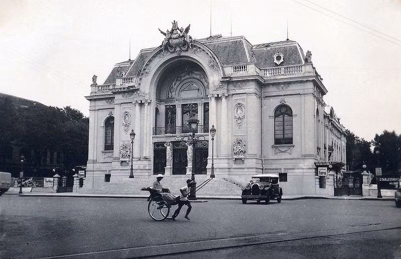 Nhát hát lớn Sài Gòn giai đoạn 1935 - 1940. Thiết kế bên trong nhà hát tân tiến với đầy đủ thiết bị cho âm thanh và ánh sáng. Ngoài tầng trệt còn 2 tầng lầu tổng cộng 1.800 chỗ ngồi.