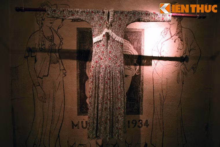Vào thập kỷ 1930, chiếc áo dài hiện đại được định hình khi họa sĩ Le Mur Nguyễn Cát Tường cải tạo lại chiếc áo tứ thân để nó chỉ còn lại hai vạt trước sau và mang một số nét Tây hóa với dải thắt eo, dáng tay phồng, cổ áo khoét hình trái tim, nối cầu vai... Ảnh: Một mẫu áo dài tân thời thập niên 1930.