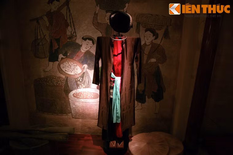 Xưa nay, ai cũng biết, áo dài là một biểu tượng văn hóa của người Việt. Trang phục này có nguồn gốc từ các loại áo truyền thống phổ biến trong thế kỷ 17-19, là áo giao lĩnh, áo tứ thân và áo ngũ thân. Ảnh: Áo dài tứ thân là trang phục của phụ nữ Việt từ thế kỷ 17. (Ảnh trong bài chụp tại Bảo tàng Áo dài, TP HCM).