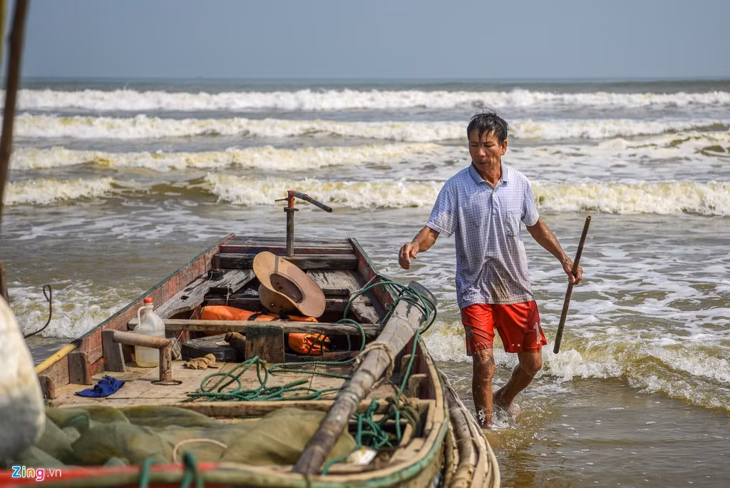 Trở về nhà sau chuyến đi biển buổi sáng, ông Nguyễn Văn Ninh (53 tuổi) cho biết: "Gia đình tôi có 3 người con đều đi xuất khẩu lao động Đài Loan, Hàn Quốc. Ở nhà không có việc gì làm nên tôi cũng cố gắng vay mượn làng xóm cho các em sang đó làm việc dù biết vất vả nhưng dù sao kinh tế cũng khá hơn ở quê nhà".