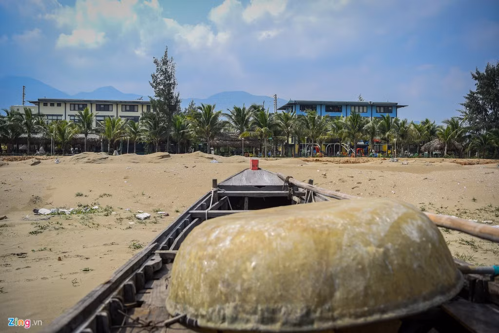 Là làng chài ven biển nhưng nơi đây chỉ còn lác đác vài người cao tuổi đánh bắt gần bờ. Kinh tế địa phương chủ yếu dựa vào tiền người thân đi nước ngoài gửi về.