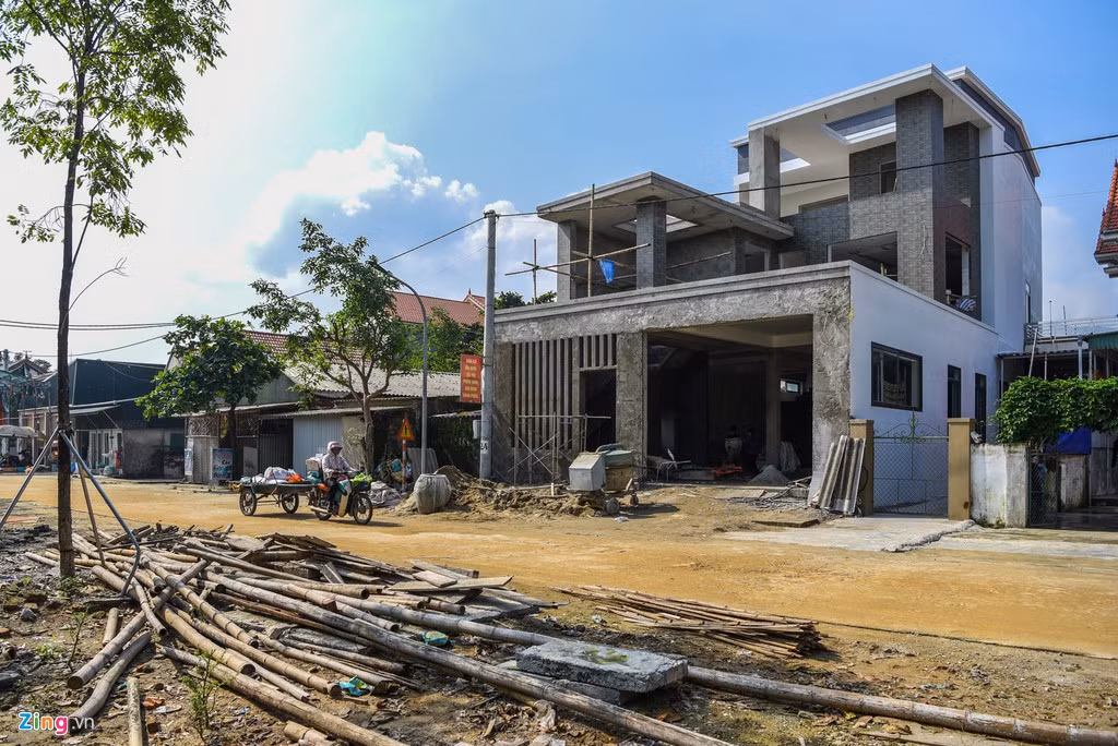 Bình quân mỗi lao động gửi về cho gia đình khoảng700 USD/tháng, mỗi năm số người làm việc ở nước ngoài gửi về địa phương này hàng trăm tỷ đồng. Nhờ đó, những ngôi nhà to đẹp mọc lên ngày càng nhiều nơi làng chài nghèo ven biển.