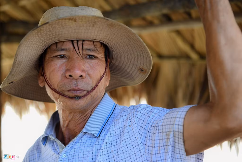 “Ở đây nhà nào cũng có người đi nước ngoài, nhà ít 2-3 người, có những gia đình chỉ còn bố mẹ già, con nhỏ, còn lại đều đi xuất khẩu lao động. Cũng nhờ xuất ngoại mà có tiền thoát nghèo, xây nhà cao của rộng”, ông Ninh cho biết thêm.