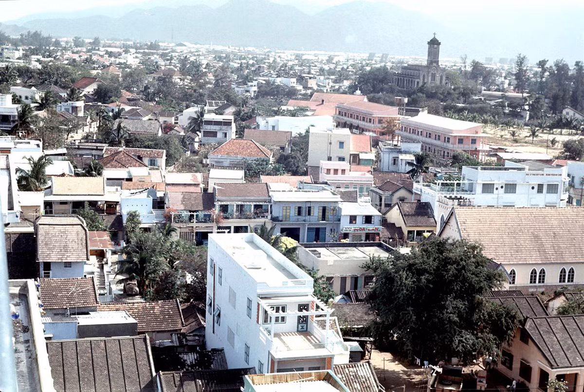 Nhà thờ Núi Nha Trang hiện lên nổi bật trong bức ảnh này.