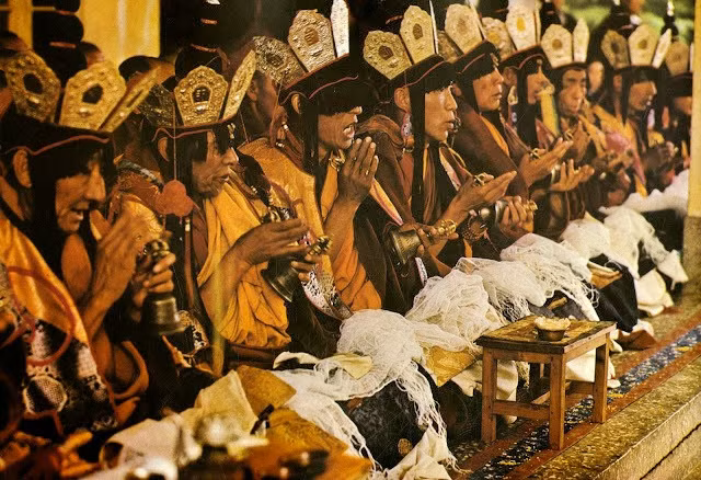 Các nhà sư Phật giáo Mật tông trong một buổi lễ.