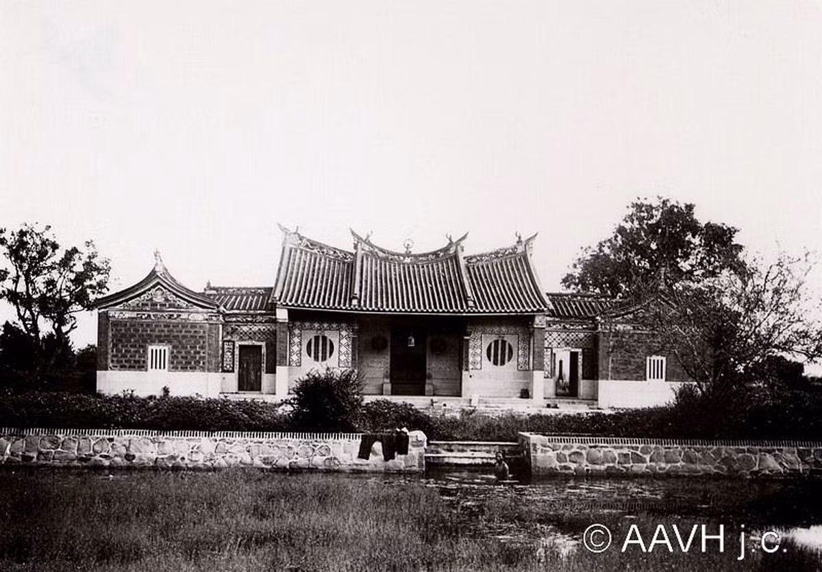 Phước Thiện Nghĩa Tứ là một hội quán nằm trong Phước Kiến y viện (nay là bệnh viện Nguyễn Trãi) của người Hoa gốc Phúc Kiến. Trong quá trình mở rộng bệnh viện, Phước Kiến Nghĩa Từ đã được triệt giải để nhường chỗ cho các công trình mới.