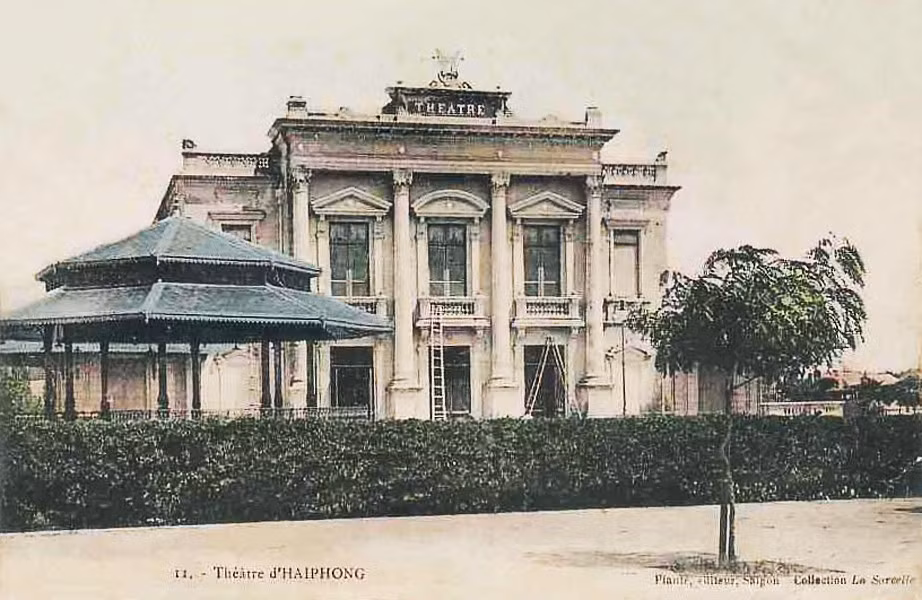Công trình được thiết kế rất kiểu cách theo nguyên mẫu nhà hát Paris, nguyên vật liệu xây dựng được mang từ Pháp sang. Việc xây dựng do thợ và nhân công Việt Nam thực hiện dưới sự chỉ đạo của kiến trúc sư Pháp.