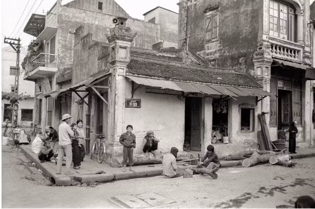Góc phố Tô Tịch - Hàng Quạt. Phố Tô Tịch có nghề tiện gỗ truyền thống. Người dân cưa xẻ gỗ ngay trên mặt đường do các phượng tiện giao thông thời điểm này không nhiều, chủ yếu là xe đạp.