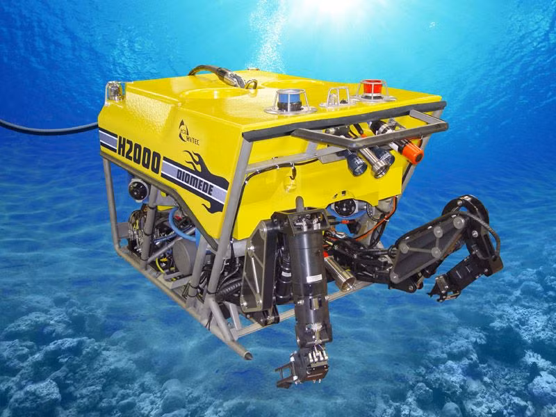 Các thợ lặn không thể hoạt động tại độ sâu với mức áp suất lớn như thế, nên họ đã sử dụng các tàu ngầm điều khiển từ xa ROV. Đây là các robot tự hành có thể di chuyển như tàu ngầm nhỏ, trang bị đèn pha và camera có thể gửi tín hiệu hình ảnh lên bề mặt.