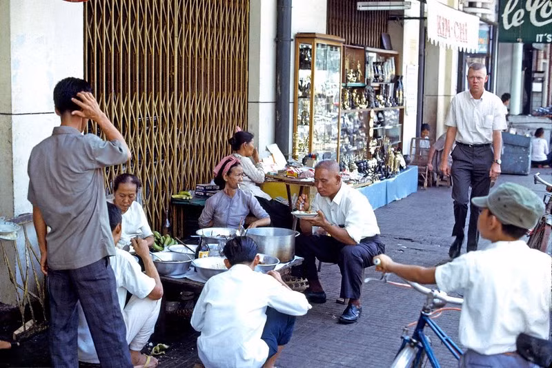 Quán cơm bình dân bên đường.