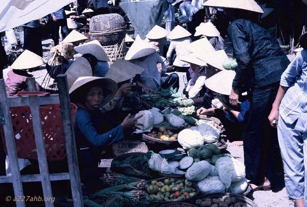 Các quầy bán rau ở chợ Phan Thiết.